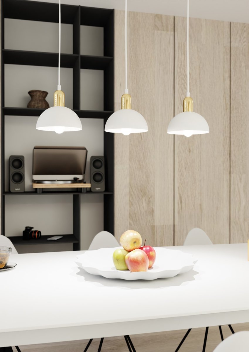Moto 60cm Blanc suspension De Emibig Lighting - Les abat-jour en m&eacute;tal brut conf&egrave;rent &agrave; la lampe un caract&egrave;re distinctif, tandis que les d&eacute;tails de couleur dor&eacute;e ajoutent &agrave; la fois chaleur et &eacute;l&eacute;gance subtile.