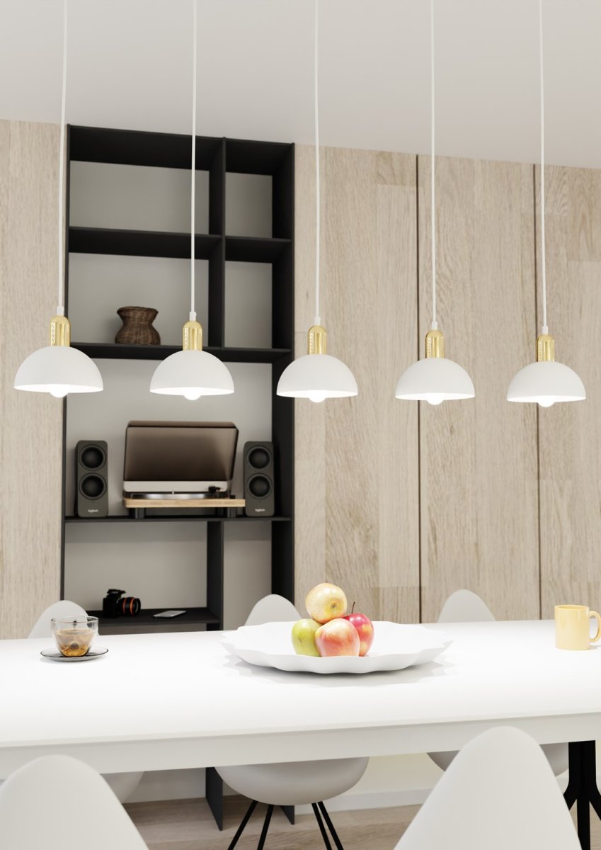 Moto 116cm Blanc suspension De Emibig Lighting - Les abat-jour en m&eacute;tal brut conf&egrave;rent &agrave; la lampe un caract&egrave;re distinctif, tandis que les d&eacute;tails de couleur dor&eacute;e ajoutent &agrave; la fois chaleur et &eacute;l&eacute;gance subtile.