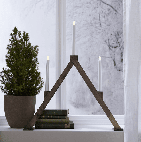 Vika Brun De Star Trading - Bougeoir &agrave; piles de forme classique qui diffuse une belle lumi&egrave;re gr&acirc;ce &agrave; ses trois lampes LED.