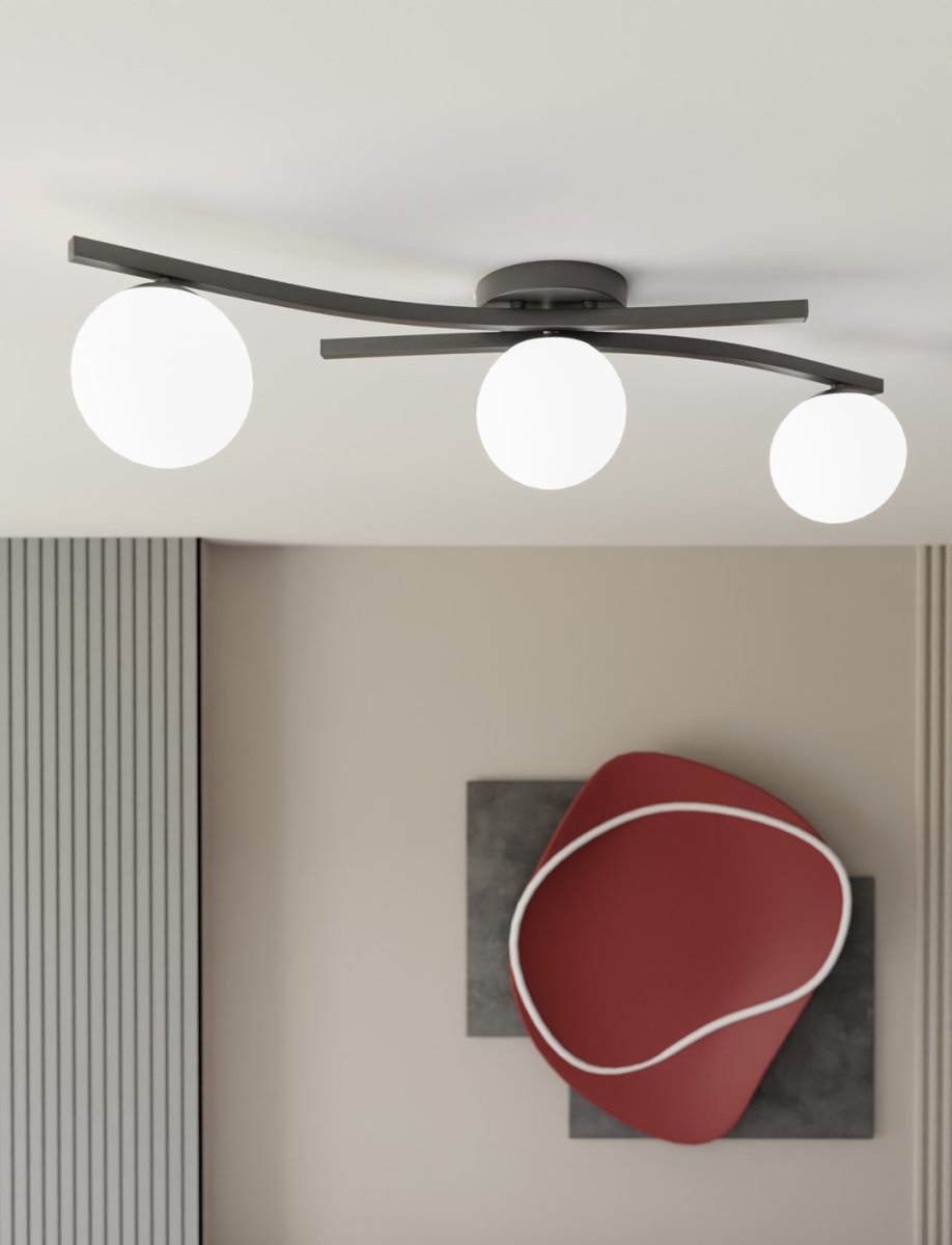 Opus 84cm Blanc plafonnier De Emibig Lighting - La forme simple et les coupoles en verre opale conf&egrave;rent &agrave; la pi&egrave;ce douceur et l&eacute;g&egrave;ret&eacute;, tandis que la lampe diffuse une lumi&egrave;re agr&eacute;able et diffuse.