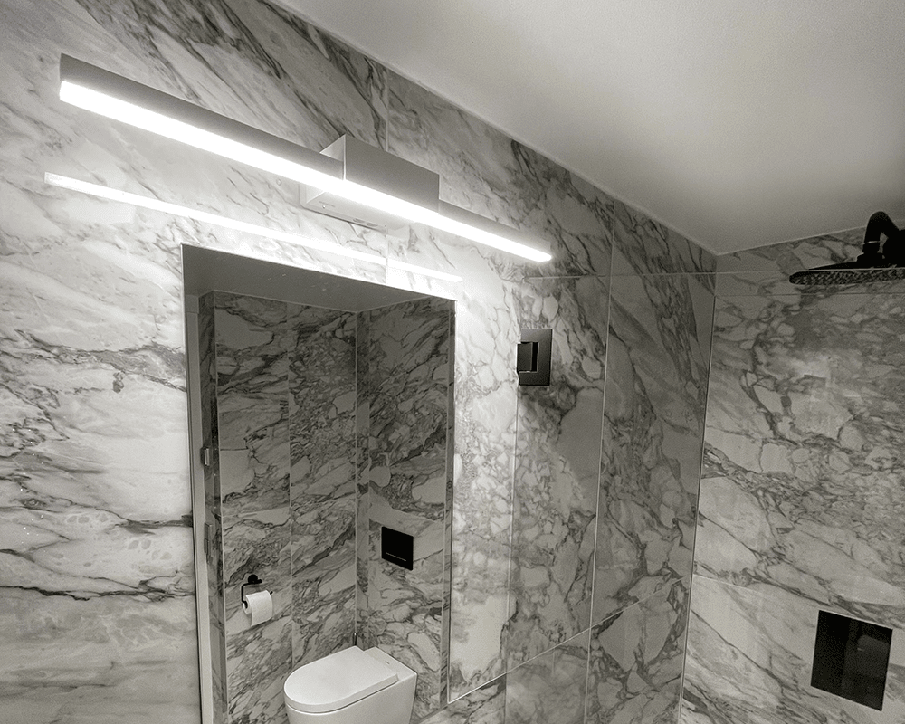 Aqua I 60cm Blanc lampe de salle de bain De Westal - Le panneau arrière comporte des entrées et des sorties commutables pour les câbles d'installation, avec la possibilité de connecter un câble externe.