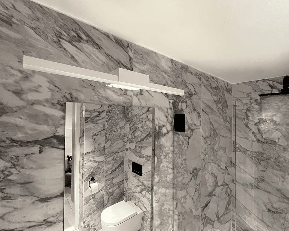 Aqua I 60cm Blanc lampe de salle de bain De Westal - Le panneau arrière comporte des entrées et des sorties commutables pour les câbles d'installation, avec la possibilité de connecter un câble externe.