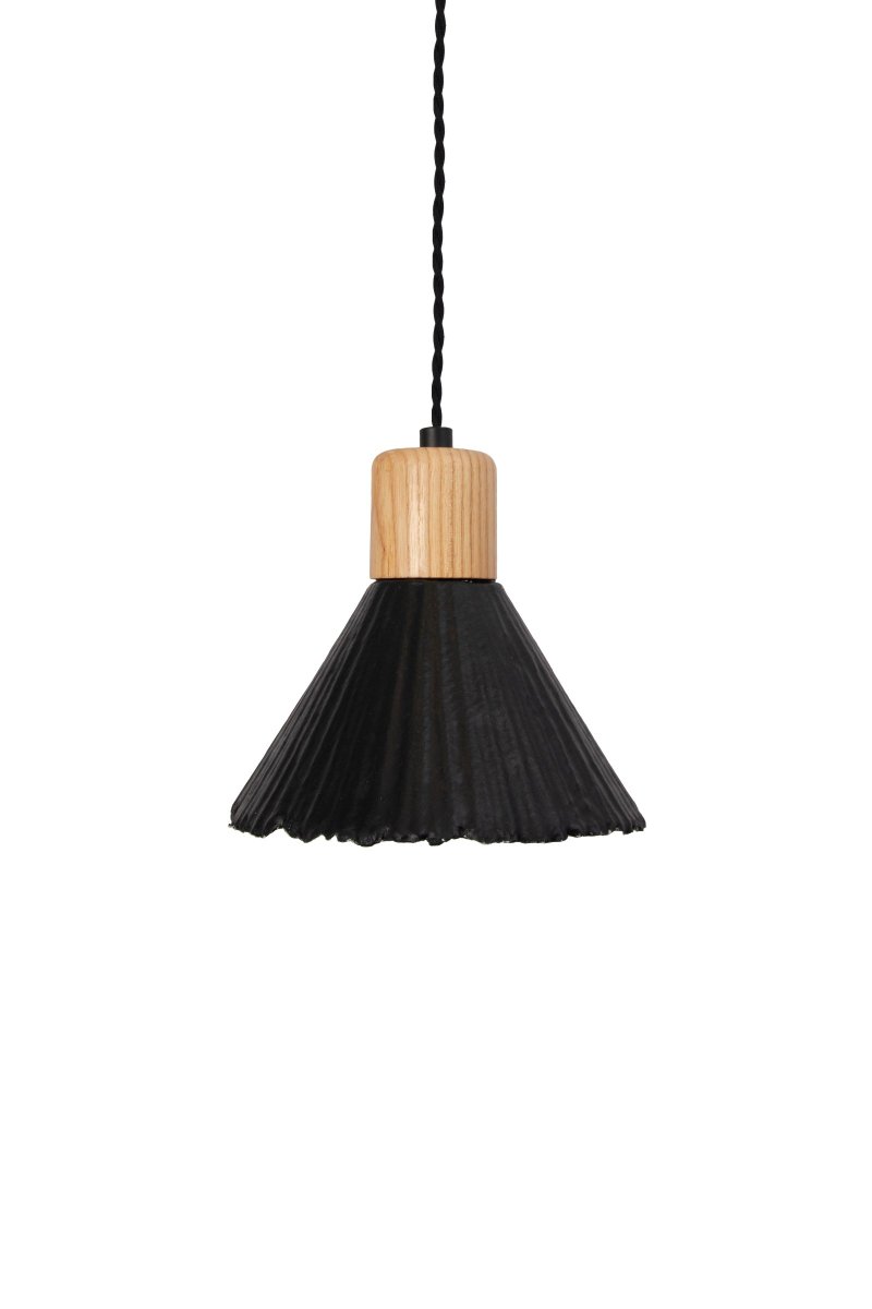 Linnea Ø16 Noir suspension De Globen Lighting - Le papier est recycl&eacute; et non blanchi, le dessus est peint en noir, ce qui cr&eacute;e un contraste passionnant avec le support de lampe en bois de couleur naturelle.