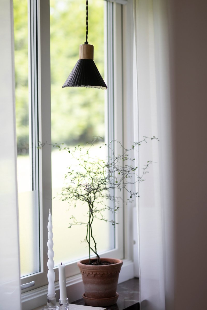 Linnea Ø16 Noir suspension De Globen Lighting - Le papier est recycl&eacute; et non blanchi, le dessus est peint en noir, ce qui cr&eacute;e un contraste passionnant avec le support de lampe en bois de couleur naturelle.