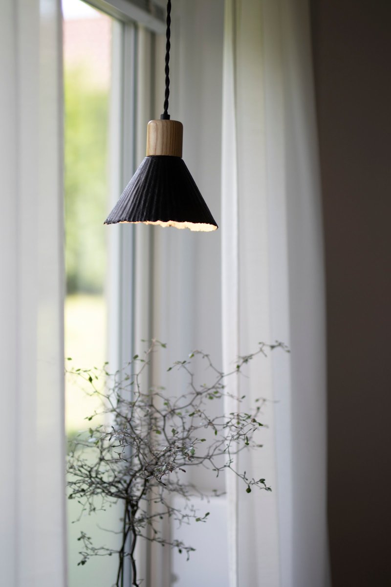 Linnea Ø16 Noir suspension De Globen Lighting - Le papier est recycl&eacute; et non blanchi, le dessus est peint en noir, ce qui cr&eacute;e un contraste passionnant avec le support de lampe en bois de couleur naturelle.