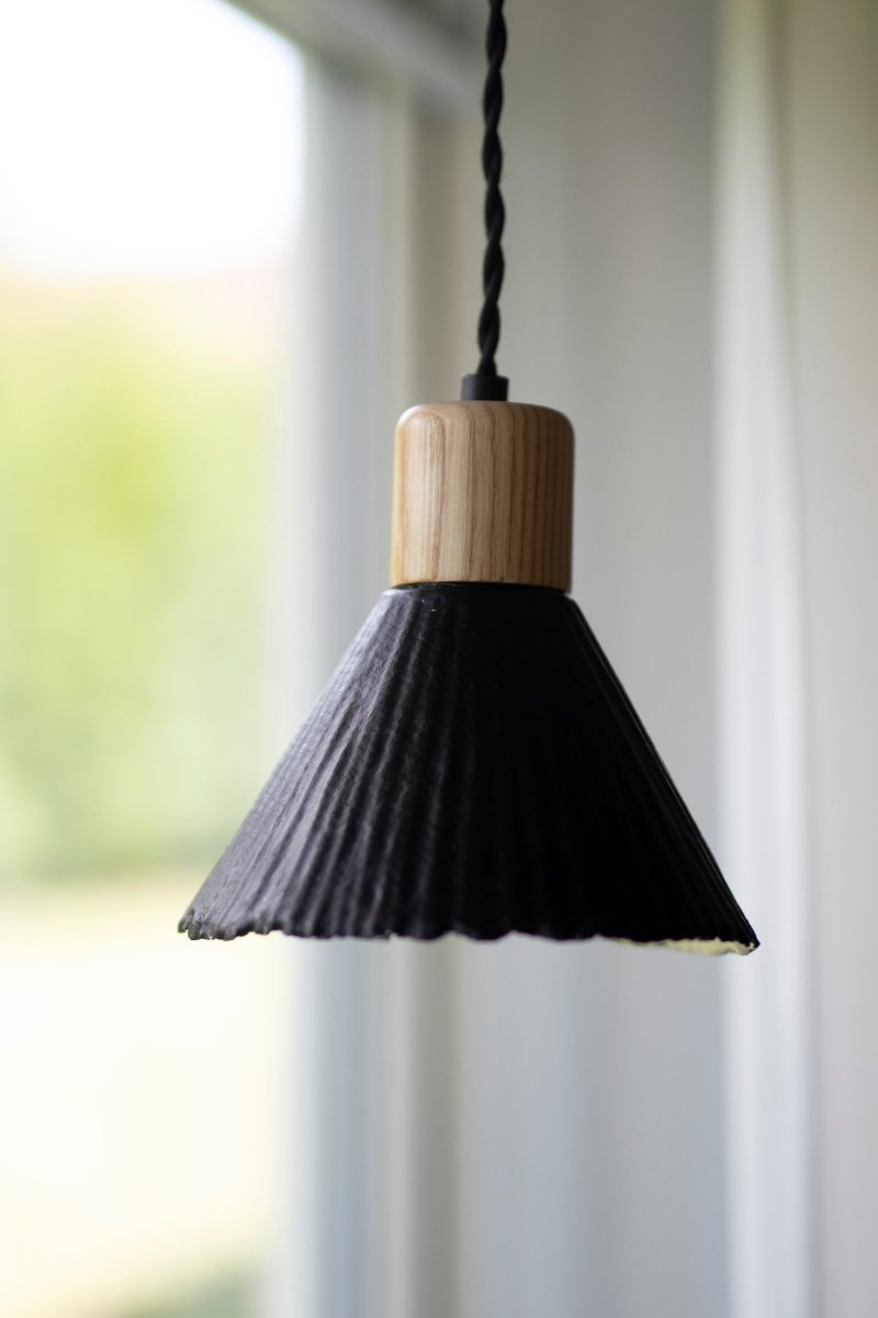 Linnea Ø16 Noir suspension De Globen Lighting - Le papier est recycl&eacute; et non blanchi, le dessus est peint en noir, ce qui cr&eacute;e un contraste passionnant avec le support de lampe en bois de couleur naturelle.