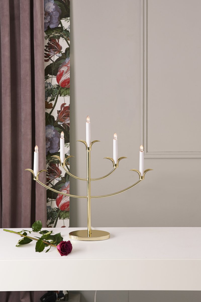 Tilpi Laiton De Star Trading - Ses d&eacute;tails uniques autour des bougeoirs en font quelque chose de sp&eacute;cial et d'accrocheur.