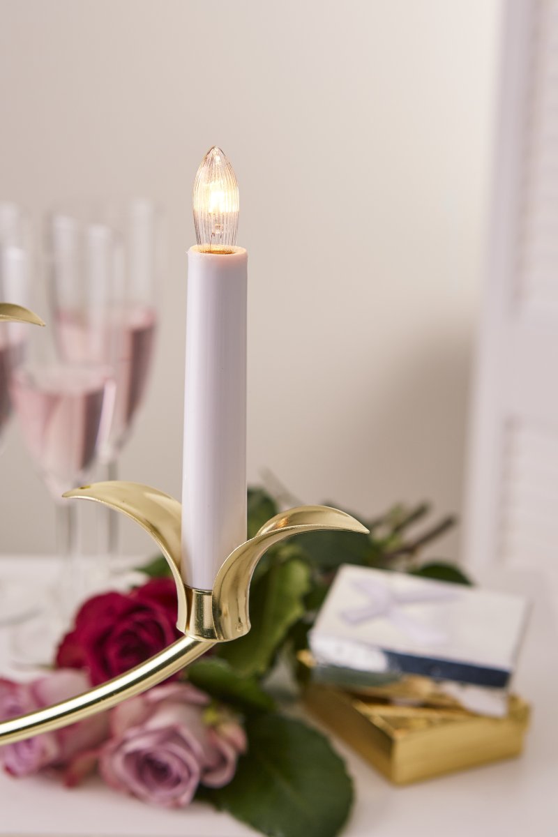 Tilpi Laiton De Star Trading - Ses d&eacute;tails uniques autour des bougeoirs en font quelque chose de sp&eacute;cial et d'accrocheur.