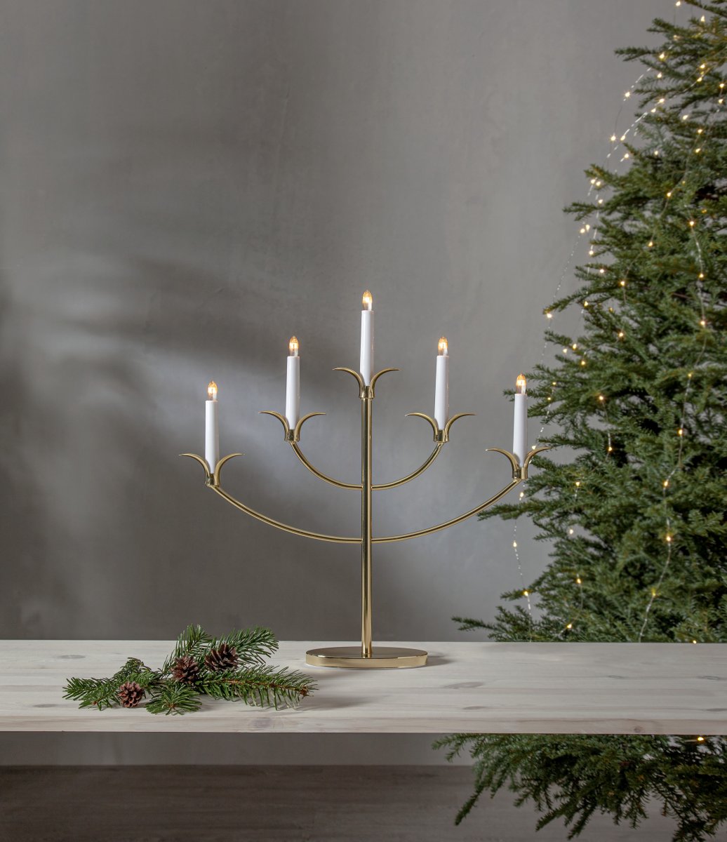 Tilpi Laiton De Star Trading - Ses d&eacute;tails uniques autour des bougeoirs en font quelque chose de sp&eacute;cial et d'accrocheur.