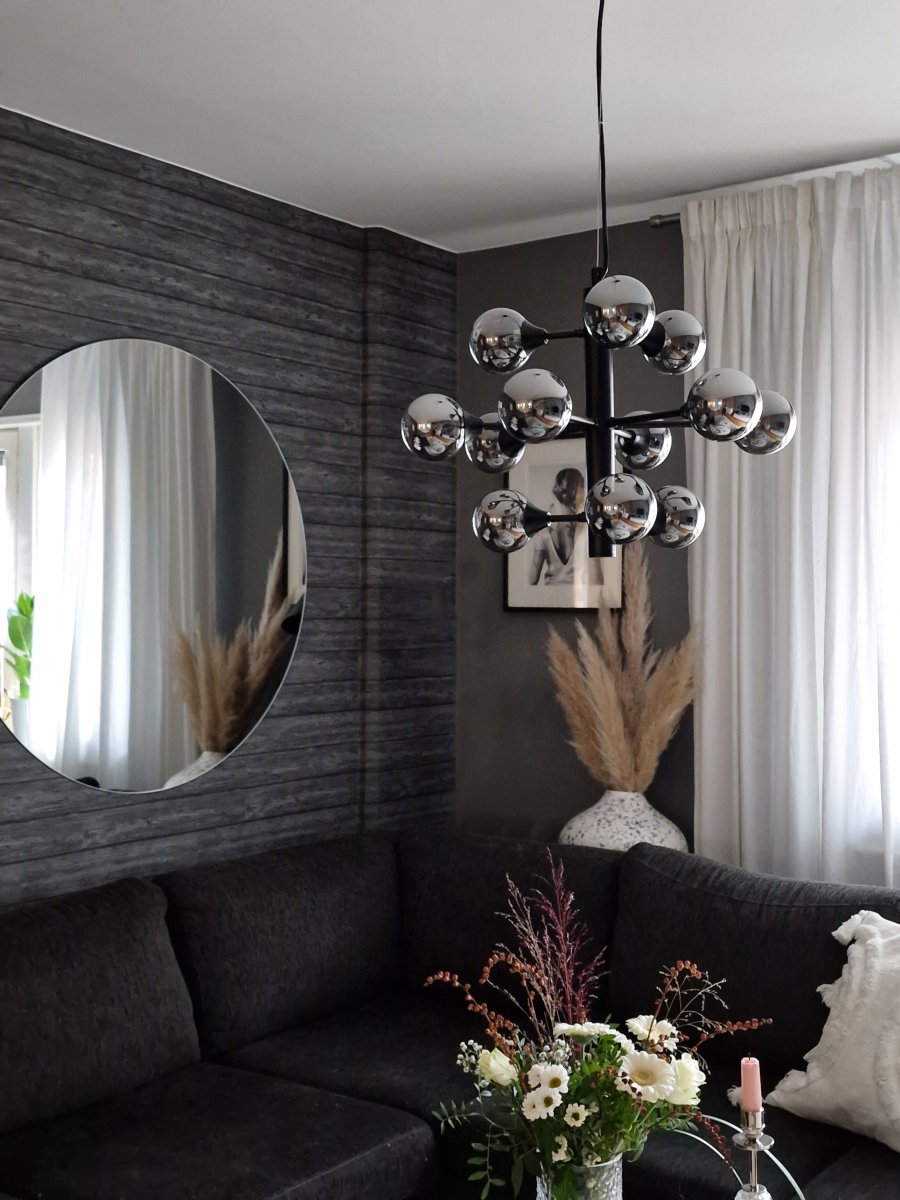 Cosmos Ø53 Noir suspension De Aneta Lighting - Auvent de plafond en métal noir pour suspension à crochet et bornier, la prise de lampe est facile à installer.