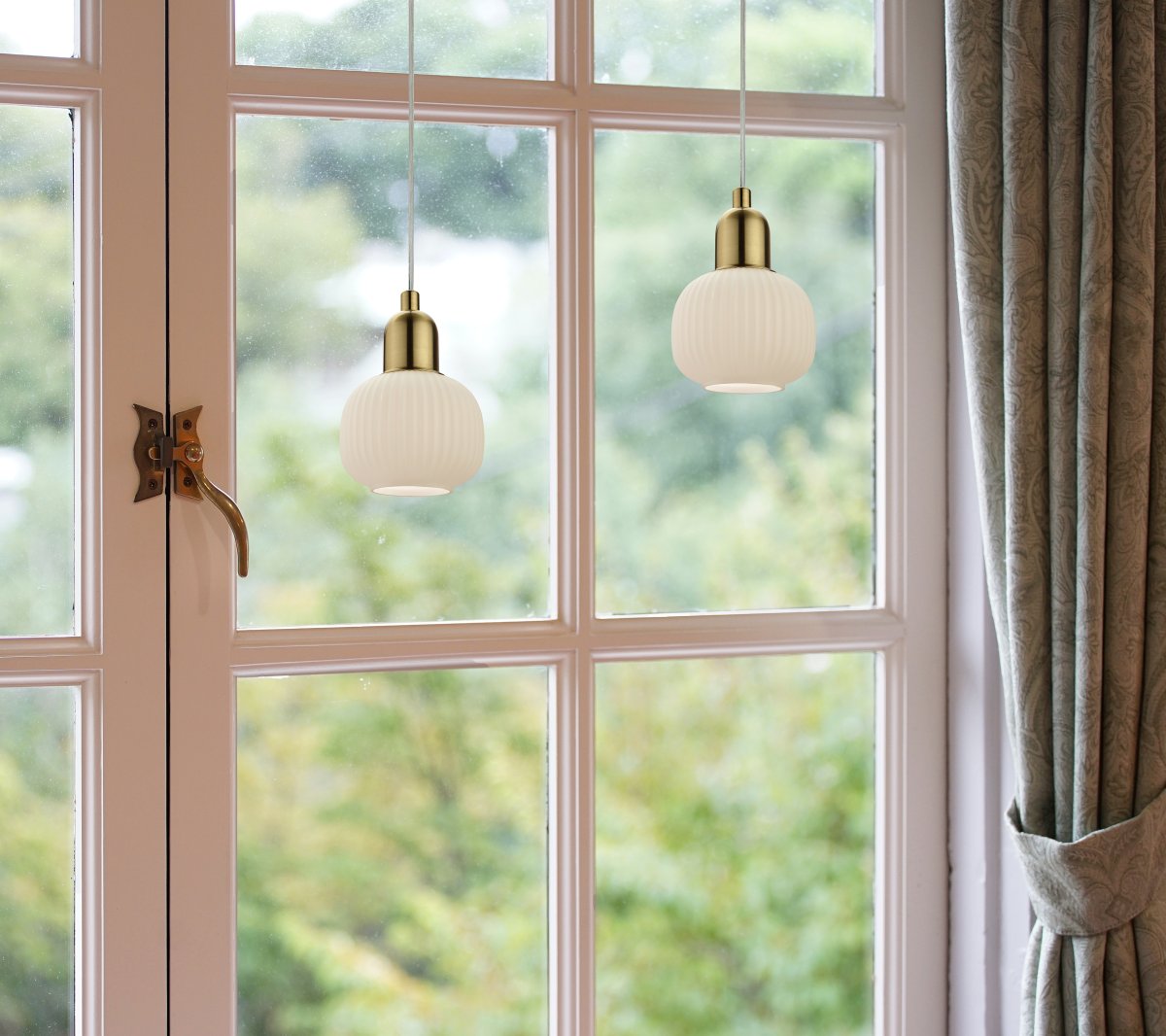 Elin Ø10 Laiton mat lampe de fenêtre De Aneta Lighting - Lampe de fenêtre Elin en métal couleur laiton mat avec un abat-jour en verre nervuré blanc.