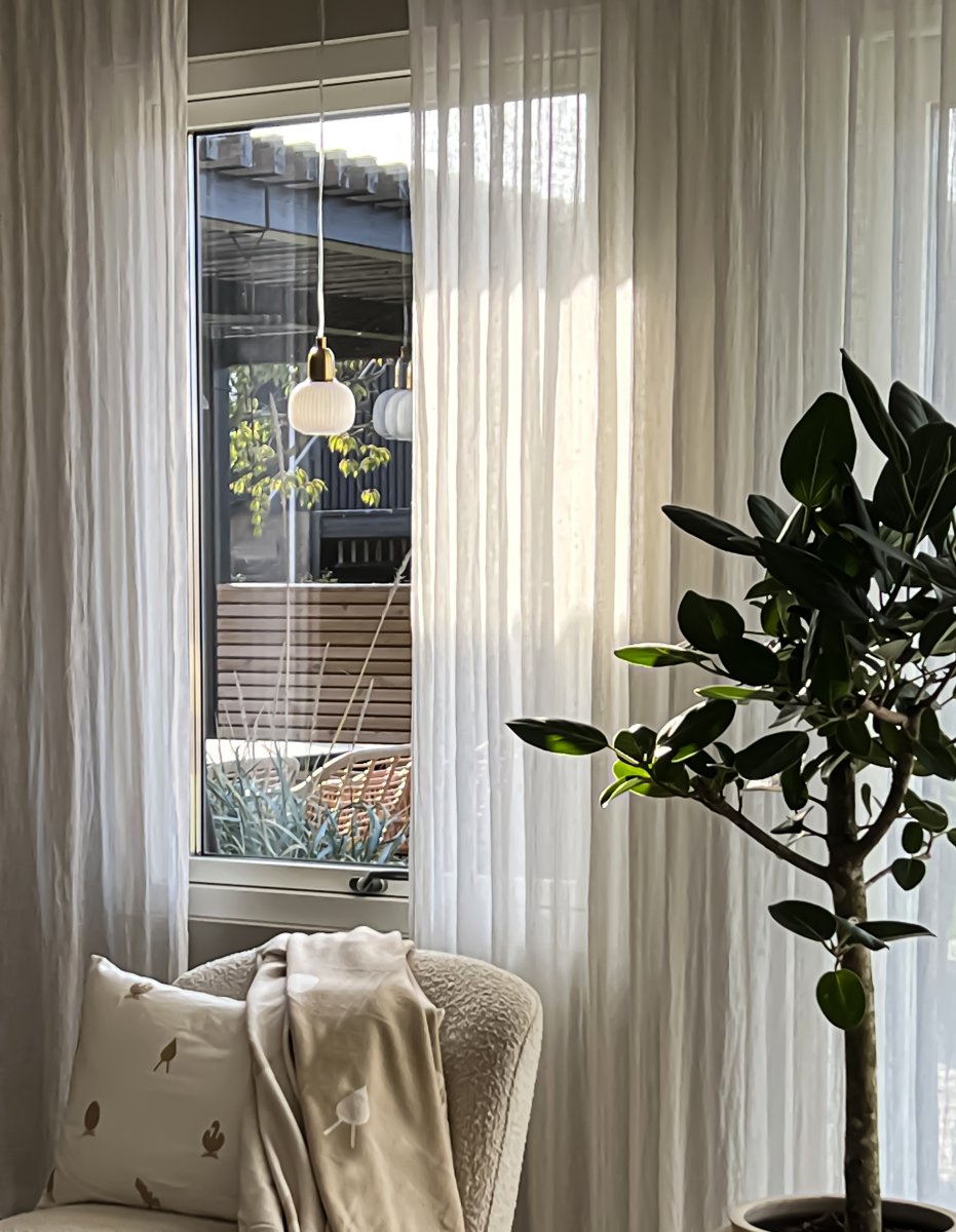 Elin Ø10 Laiton mat lampe de fenêtre De Aneta Lighting - Lampe de fenêtre Elin en métal couleur laiton mat avec un abat-jour en verre nervuré blanc.