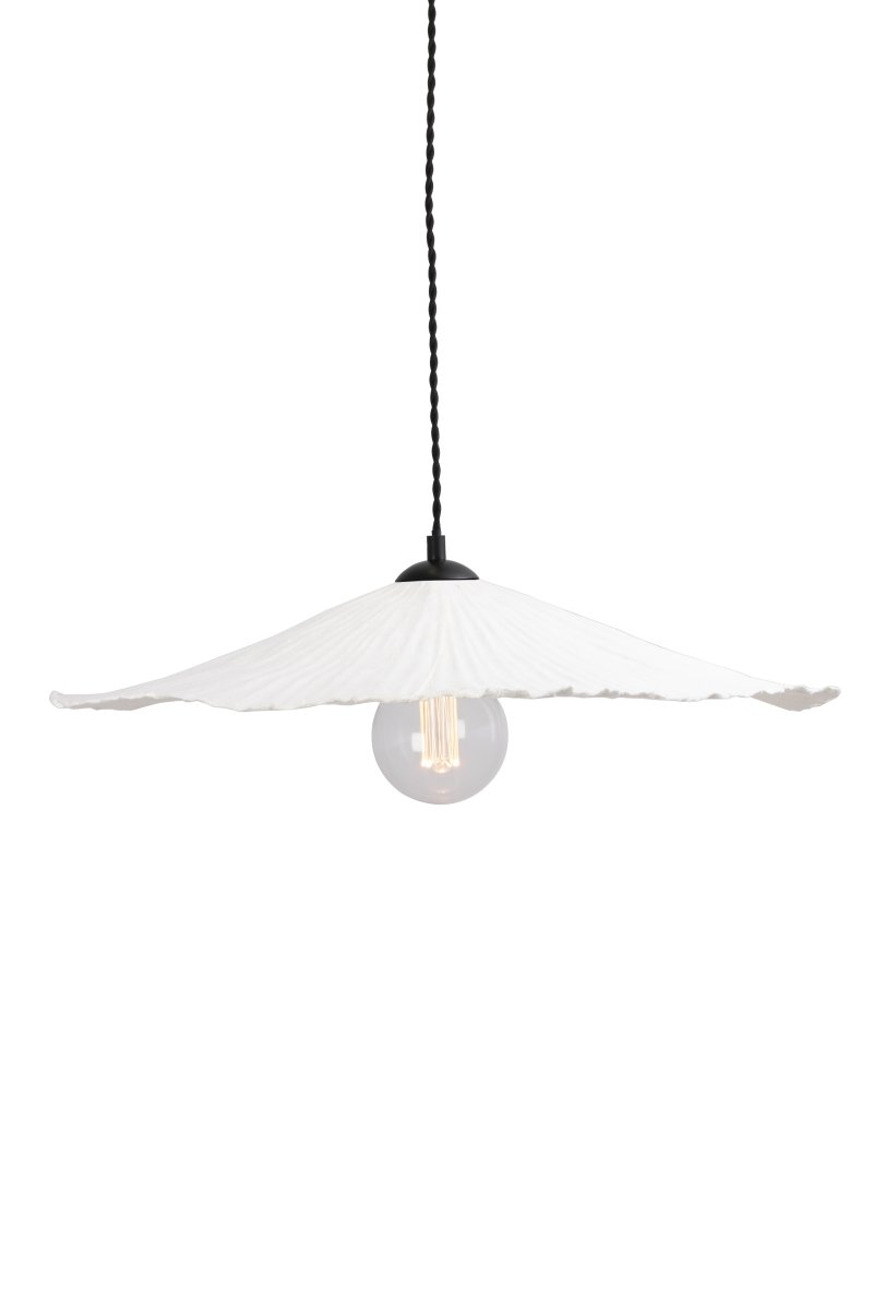 Tropez Ø60 Blanc suspension De Globen Lighting - La lampe est équipée d'un câble textile torsadé de 120 cm de long et d'une douille de plafond.