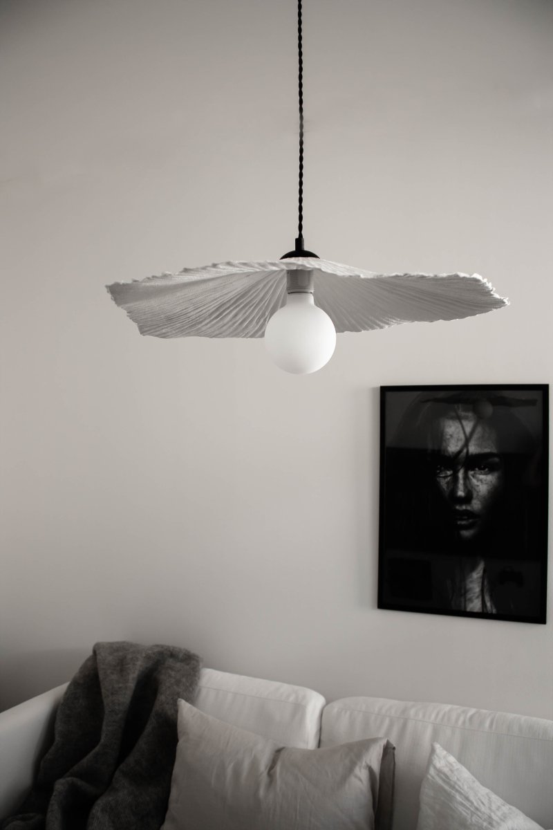 Tropez Ø60 Blanc suspension De Globen Lighting - La lampe est équipée d'un câble textile torsadé de 120 cm de long et d'une douille de plafond.