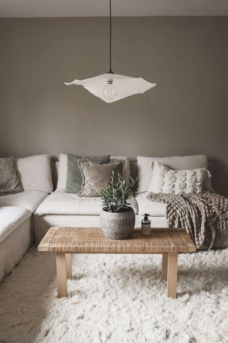 Tropez Ø60 Blanc suspension De Globen Lighting - La lampe est équipée d'un câble textile torsadé de 120 cm de long et d'une douille de plafond.