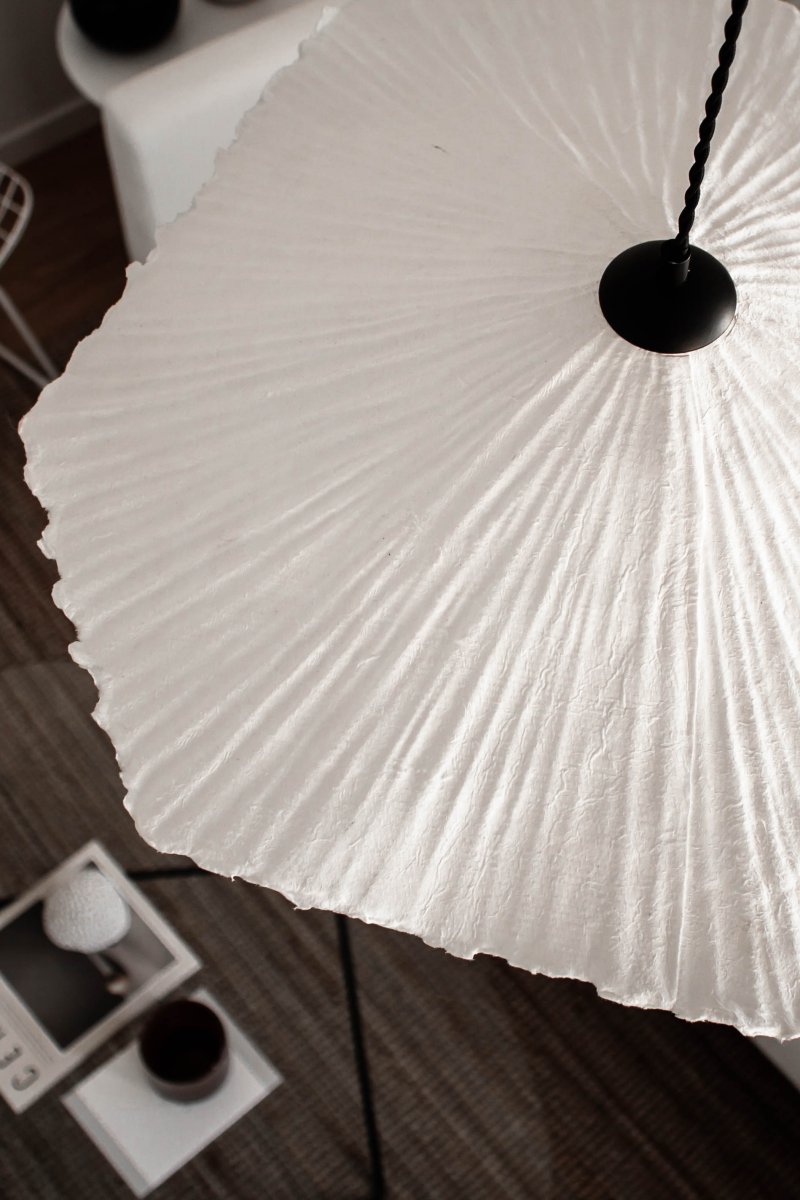 Tropez Ø60 Blanc suspension De Globen Lighting - La lampe est équipée d'un câble textile torsadé de 120 cm de long et d'une douille de plafond.