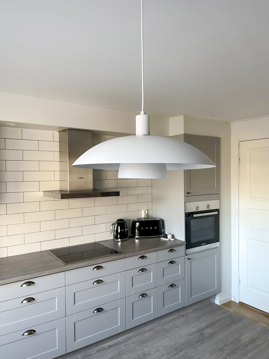 Alfa Ø42 Blanc suspension De Aneta Lighting - Alfa est une suspension classique avec une touche moderne qui s'intègre bien au-dessus de la table de la cuisine.