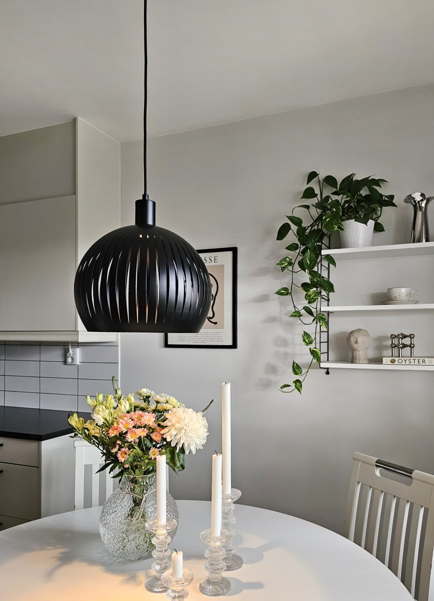 Grafika Ø30 Noir suspension De Aneta Lighting - Pour lampe à réflecteur GU10, qui est placée tout en haut et fournit un effet d'éclairage passionnant.