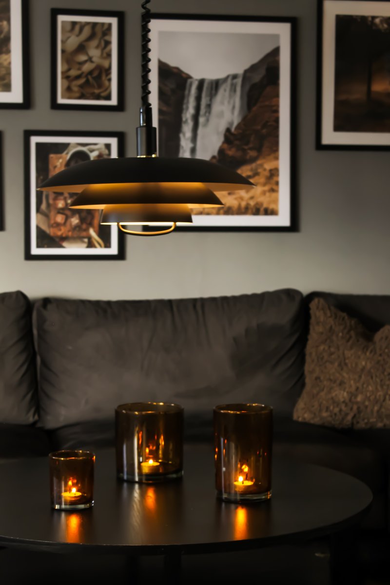 Epsilon Ø45 Noir suspension De Aneta Lighting - Le luminaire est r&eacute;glable en hauteur, avec une hauteur totale minimale de 65 cm et une hauteur maximale de 150 cm.