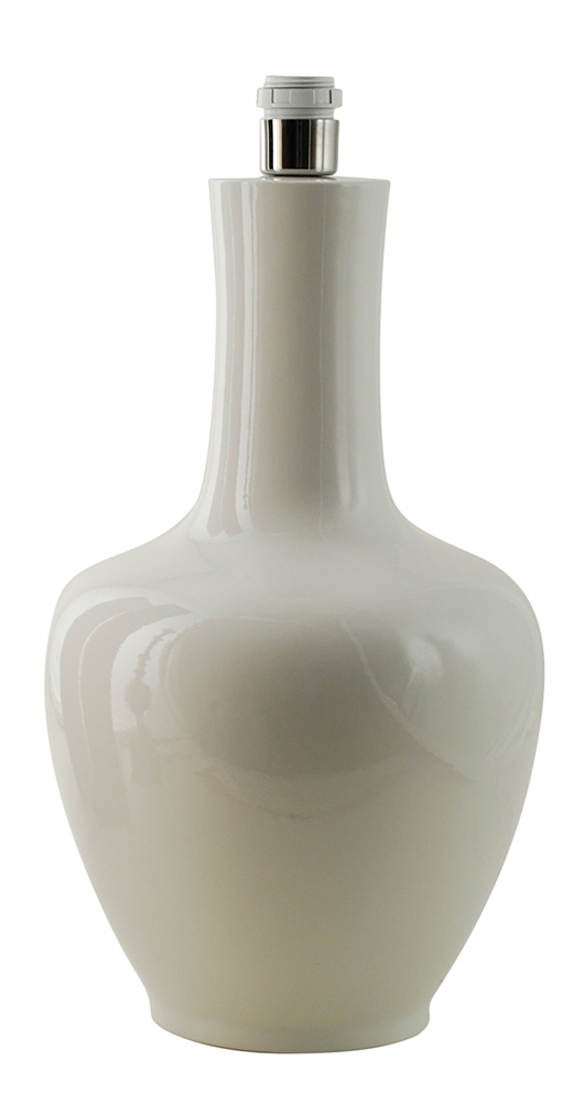  Dilbar 54cm Vit pied de lampe De Hallbergs - Den mjukt rundade kroppen kombineras med en h&ouml;g, smal hals och skapar en klassisk silhuett med moderna inslag.