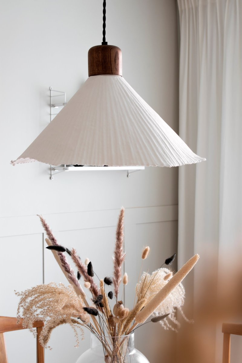 Linnea Ø40 suspension De Globen Lighting - Cela est d&ucirc; en partie au mat&eacute;riau passionnant et en partie &agrave; l'abat-jour en forme de cloche, qui rappelle une belle fleur de Linnea.