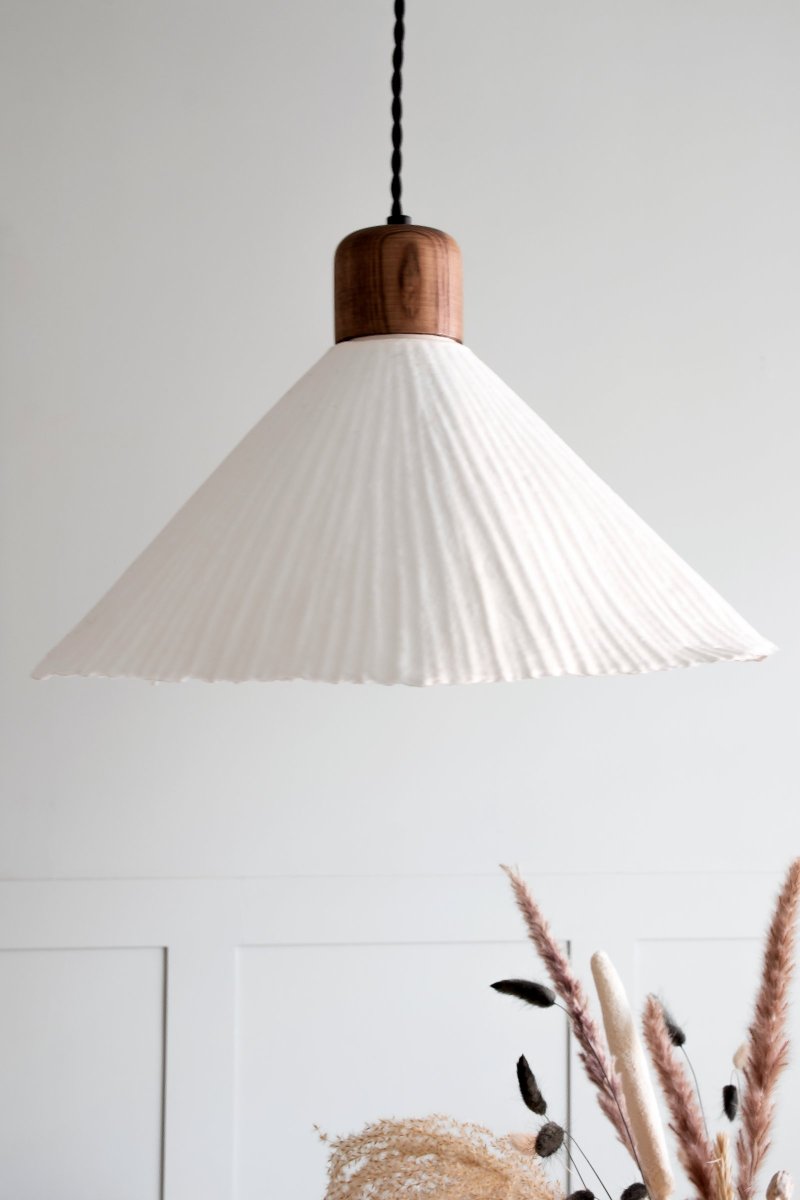 Linnea Ø40 suspension De Globen Lighting - Cela est d&ucirc; en partie au mat&eacute;riau passionnant et en partie &agrave; l'abat-jour en forme de cloche, qui rappelle une belle fleur de Linnea.