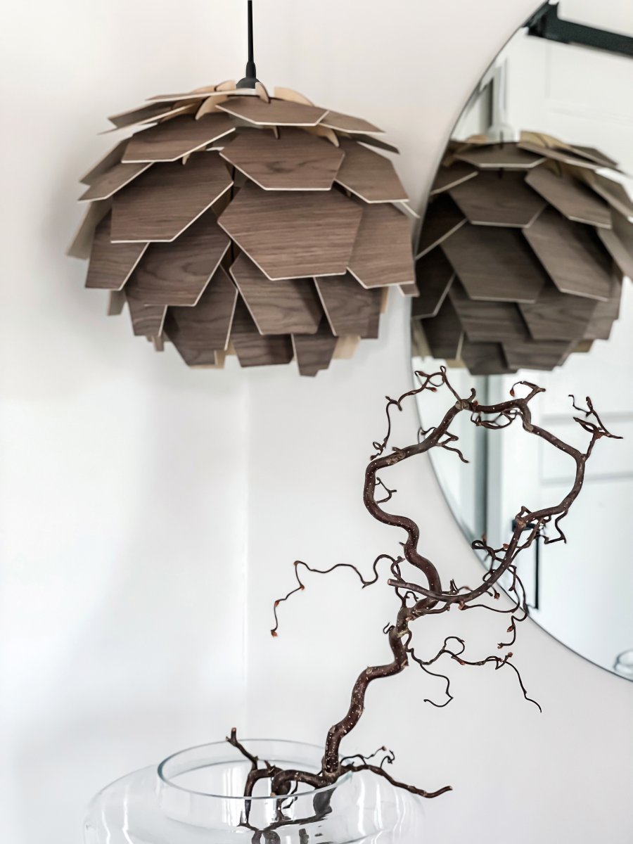 Carpatica Ø40 Tache brune suspension De Aneta Lighting - Le plafonnier est en plastique blanc pour suspension par crochet et est équipé d'une bande de serrage.