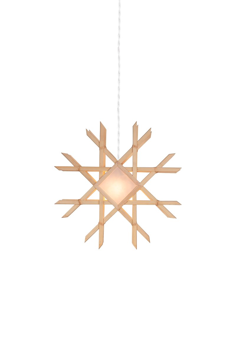 Lea Ø45 Nature De Globen Lighting - La lampe est faite &agrave; la main et a un aspect traditionnel avec des &eacute;l&eacute;ments de Japandi.