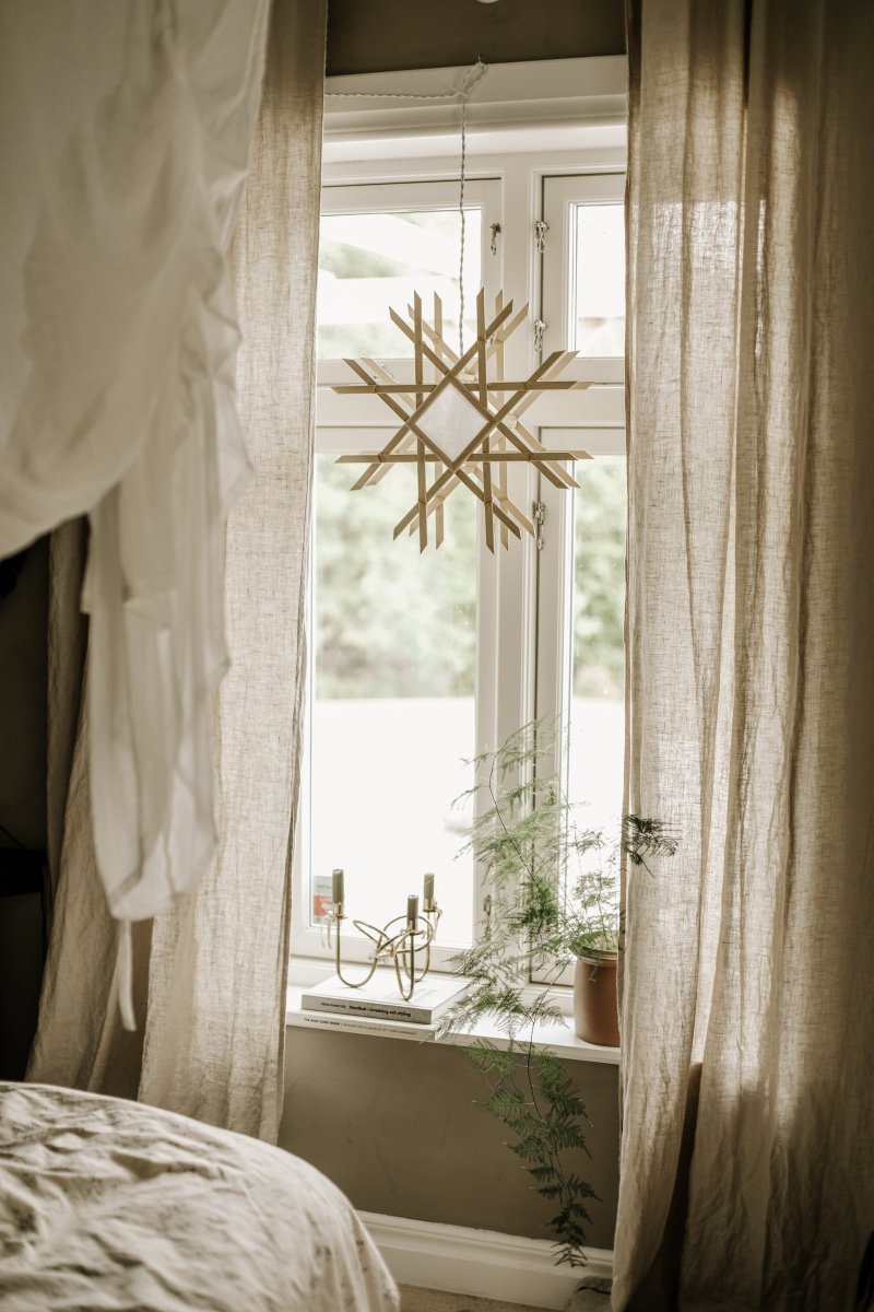 Lea Ø45 Nature De Globen Lighting - La lampe est faite &agrave; la main et a un aspect traditionnel avec des &eacute;l&eacute;ments de Japandi.