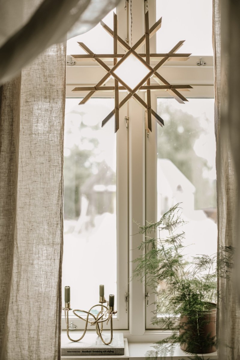 Lea Ø45 Nature De Globen Lighting - La lampe est faite &agrave; la main et a un aspect traditionnel avec des &eacute;l&eacute;ments de Japandi.