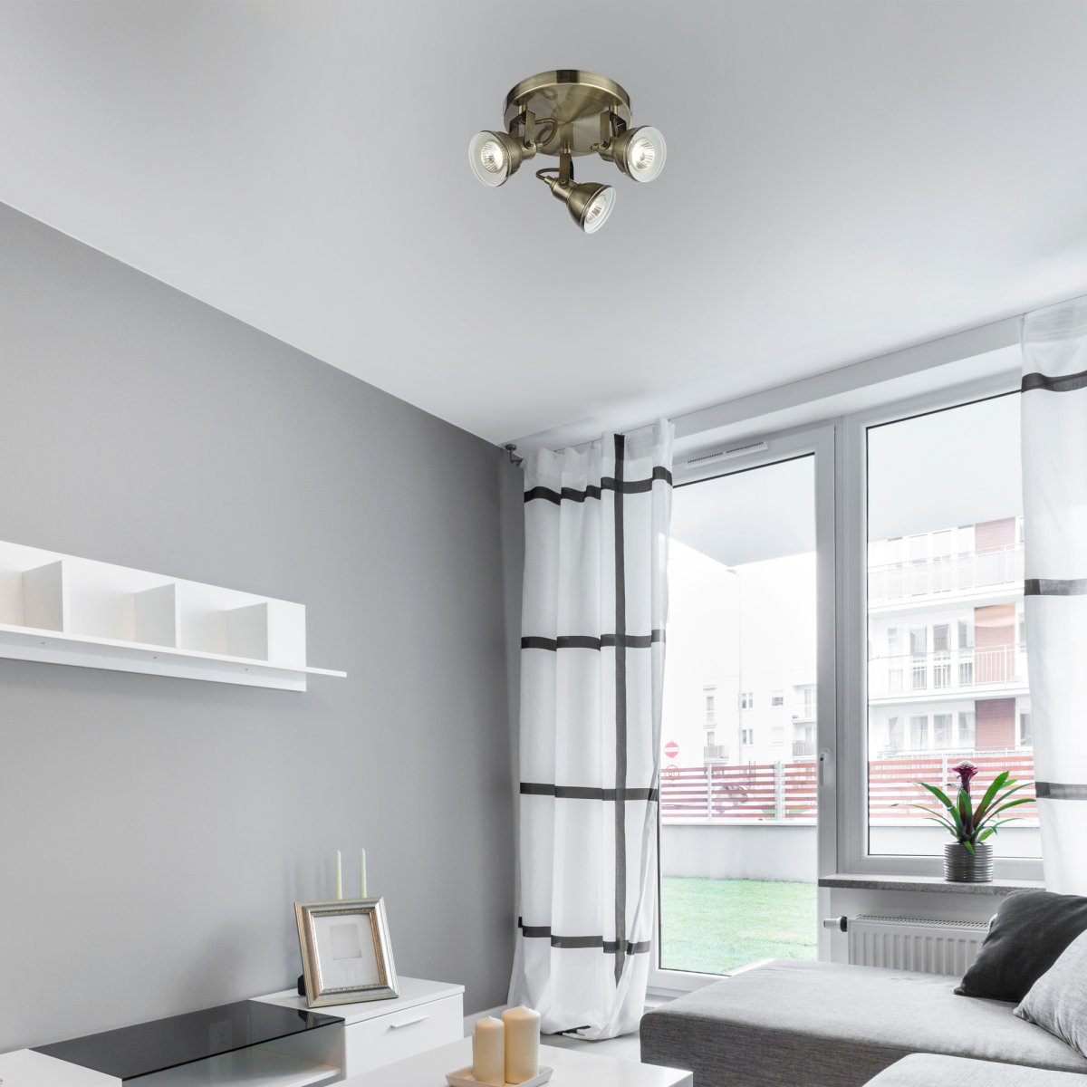 Focus 3 Laiton antique spot De Searchlight - Le spot de plafond Focus en laiton antique avec trois sources lumineuses et une plaque de base ronde offre un point lumineux central attrayant pour n'importe quelle pièce de votre maison.