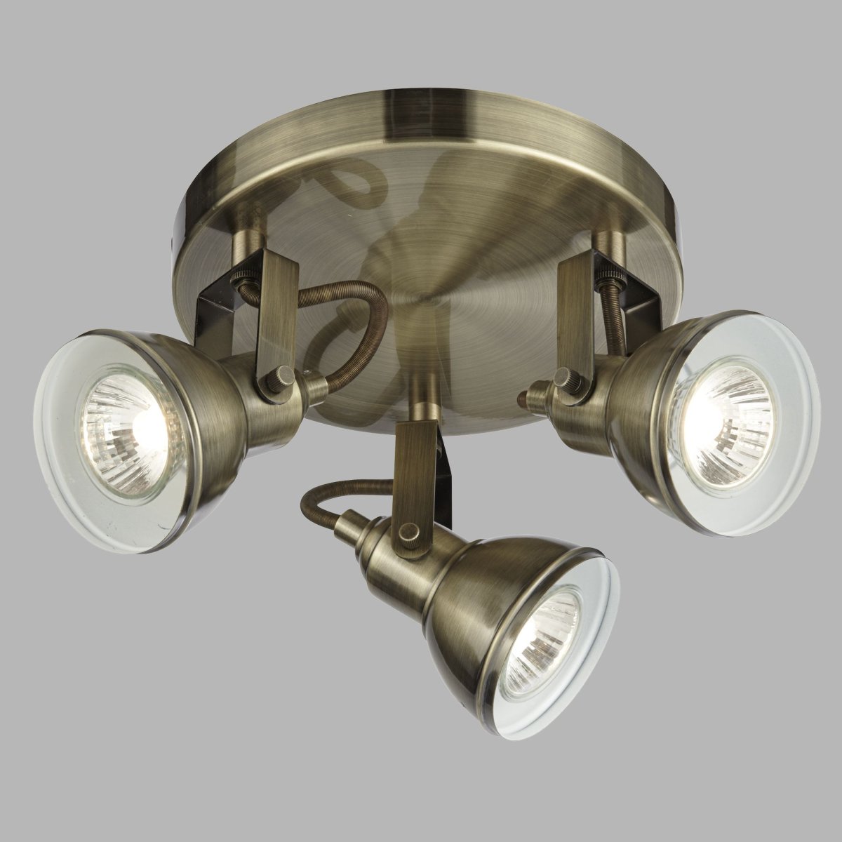 Focus 3 Laiton antique spot De Searchlight - Le spot de plafond Focus en laiton antique avec trois sources lumineuses et une plaque de base ronde offre un point lumineux central attrayant pour n'importe quelle pièce de votre maison.