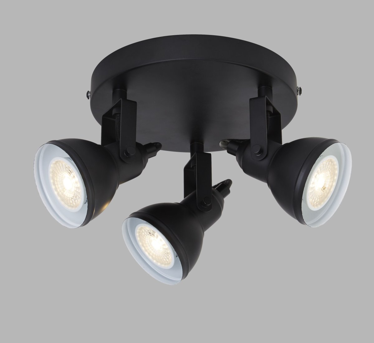 Focus 3 Noir mat spot De Searchlight - Le spot Focus avec trois sources lumineuses est fix&eacute; sur une plaque m&eacute;tallique ronde noire et est parfait pour les petites pi&egrave;ces telles que les chambres ou les bureaux &agrave; domicile.