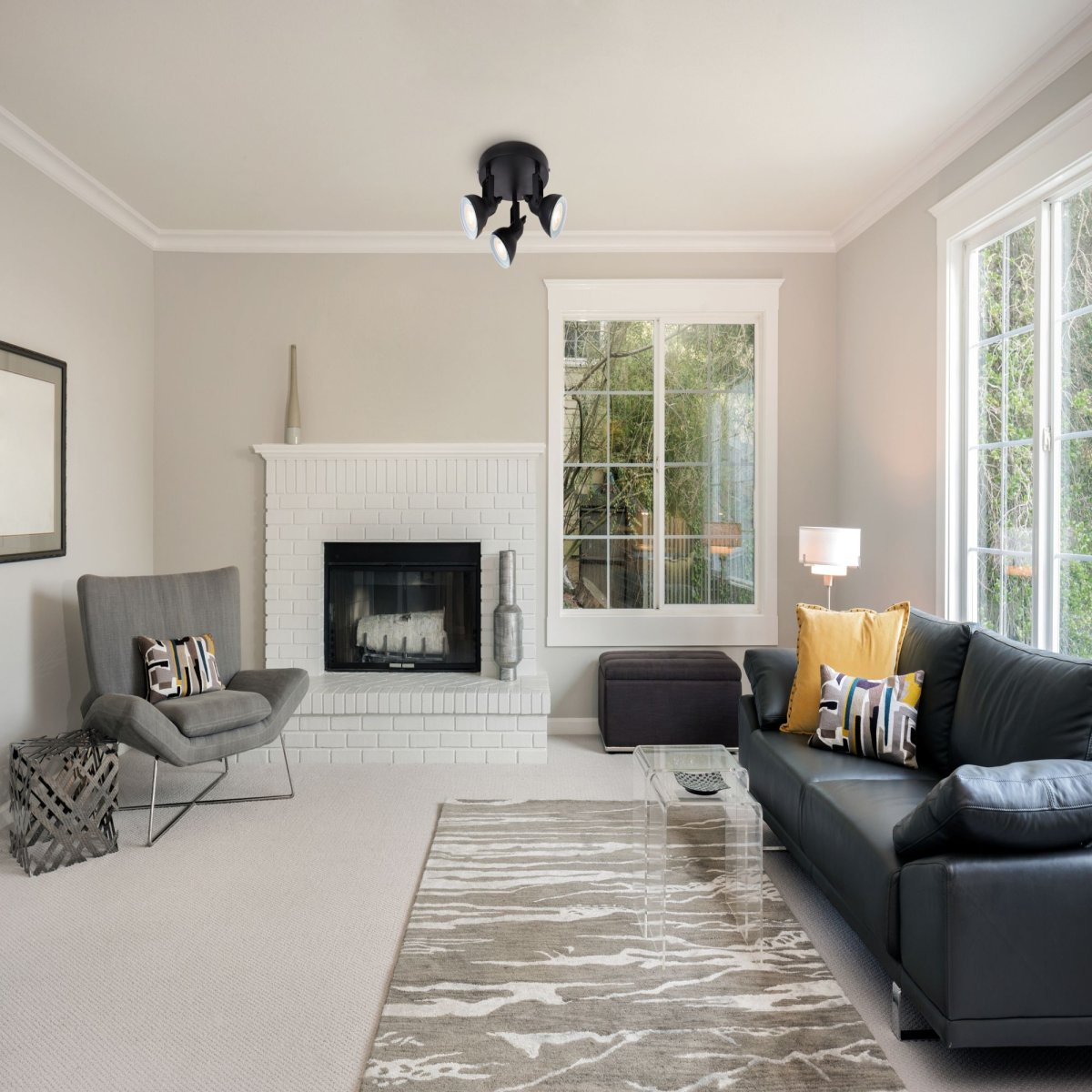 Focus 3 Noir mat spot De Searchlight - Le spot Focus avec trois sources lumineuses est fix&eacute; sur une plaque m&eacute;tallique ronde noire et est parfait pour les petites pi&egrave;ces telles que les chambres ou les bureaux &agrave; domicile.