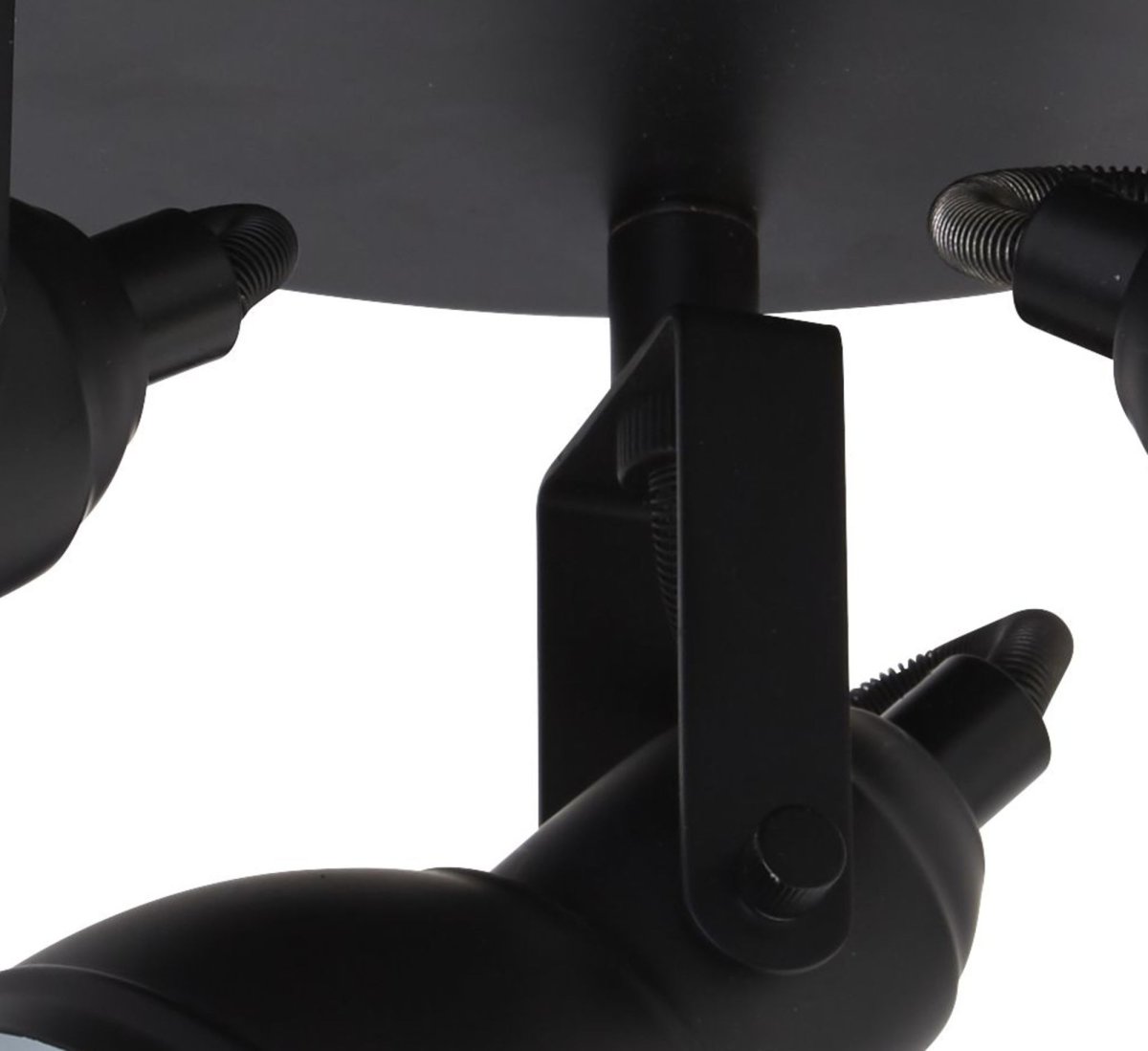 Focus 3 Noir mat spot De Searchlight - Le spot Focus avec trois sources lumineuses est fix&eacute; sur une plaque m&eacute;tallique ronde noire et est parfait pour les petites pi&egrave;ces telles que les chambres ou les bureaux &agrave; domicile.