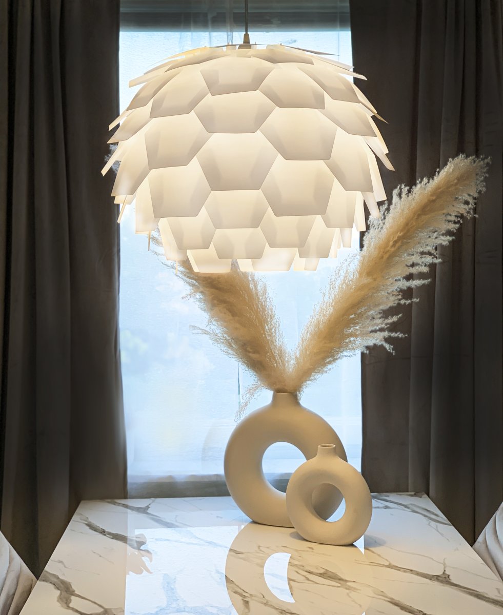 Carpatica Ø60 Blanc suspension De Aneta Lighting - Le plafonnier est en plastique blanc pour suspension par crochet et est équipé d'une bande de serrage.