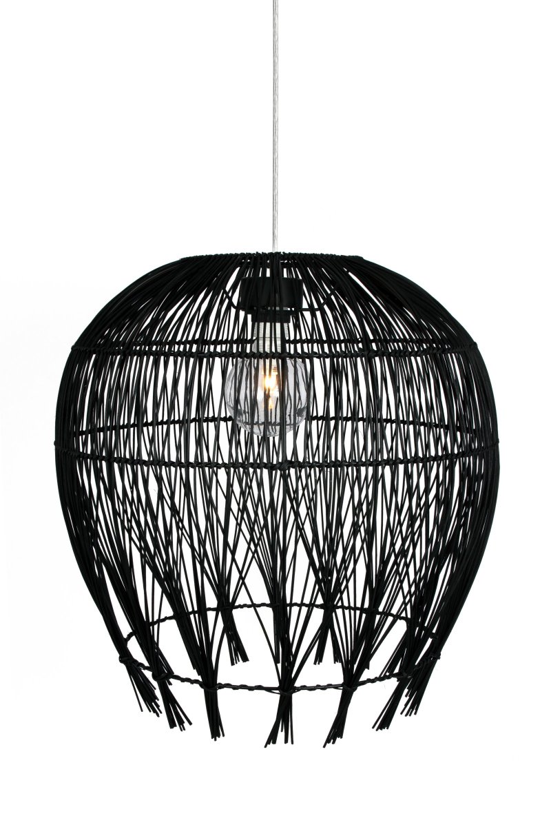 Montego Ø50 Noir suspension De Globen Lighting - Montego est un abat-jour inspir&eacute; de la nature qui fait une d&eacute;claration tendance avec son rotin tress&eacute;.
