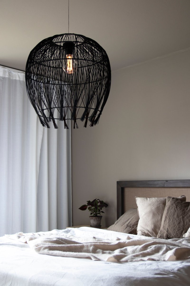 Montego Ø50 Noir suspension De Globen Lighting - Montego est un abat-jour inspir&eacute; de la nature qui fait une d&eacute;claration tendance avec son rotin tress&eacute;.