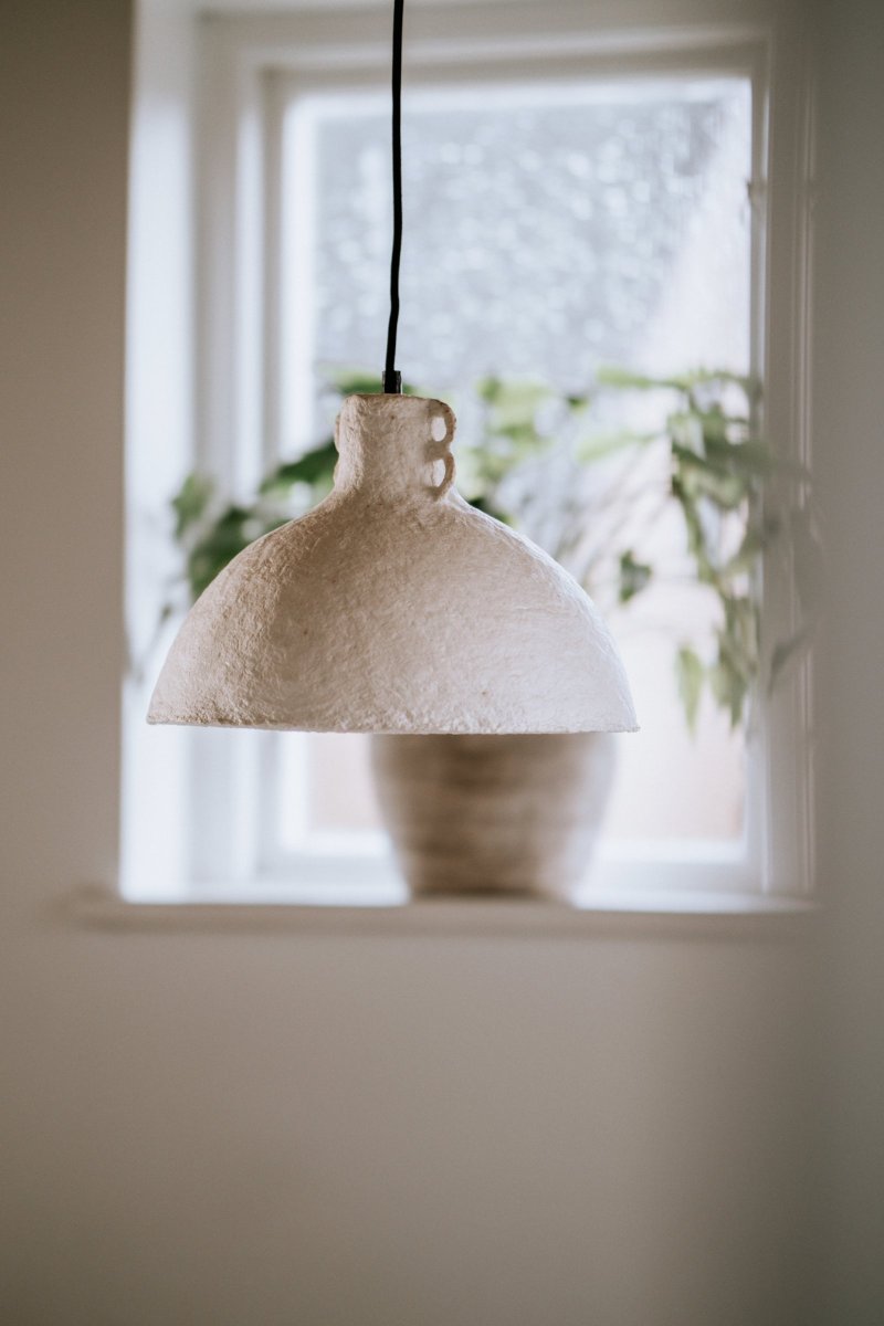 Maché Ø30 Blanc suspension De Globen Lighting - Cette lampe est fabriqu&eacute;e &agrave; la main &agrave; partir de papier, ce qui signifie qu'elle peut diff&eacute;rer en forme/structure de nos images de produits&nbsp;; chaque lampe est unique.