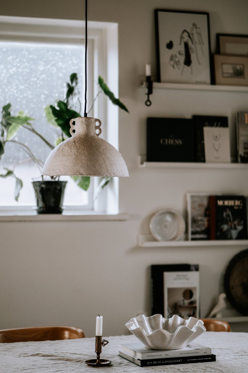 Maché Ø30 Blanc suspension De Globen Lighting - Cette lampe est fabriqu&eacute;e &agrave; la main &agrave; partir de papier, ce qui signifie qu'elle peut diff&eacute;rer en forme/structure de nos images de produits&nbsp;; chaque lampe est unique.
