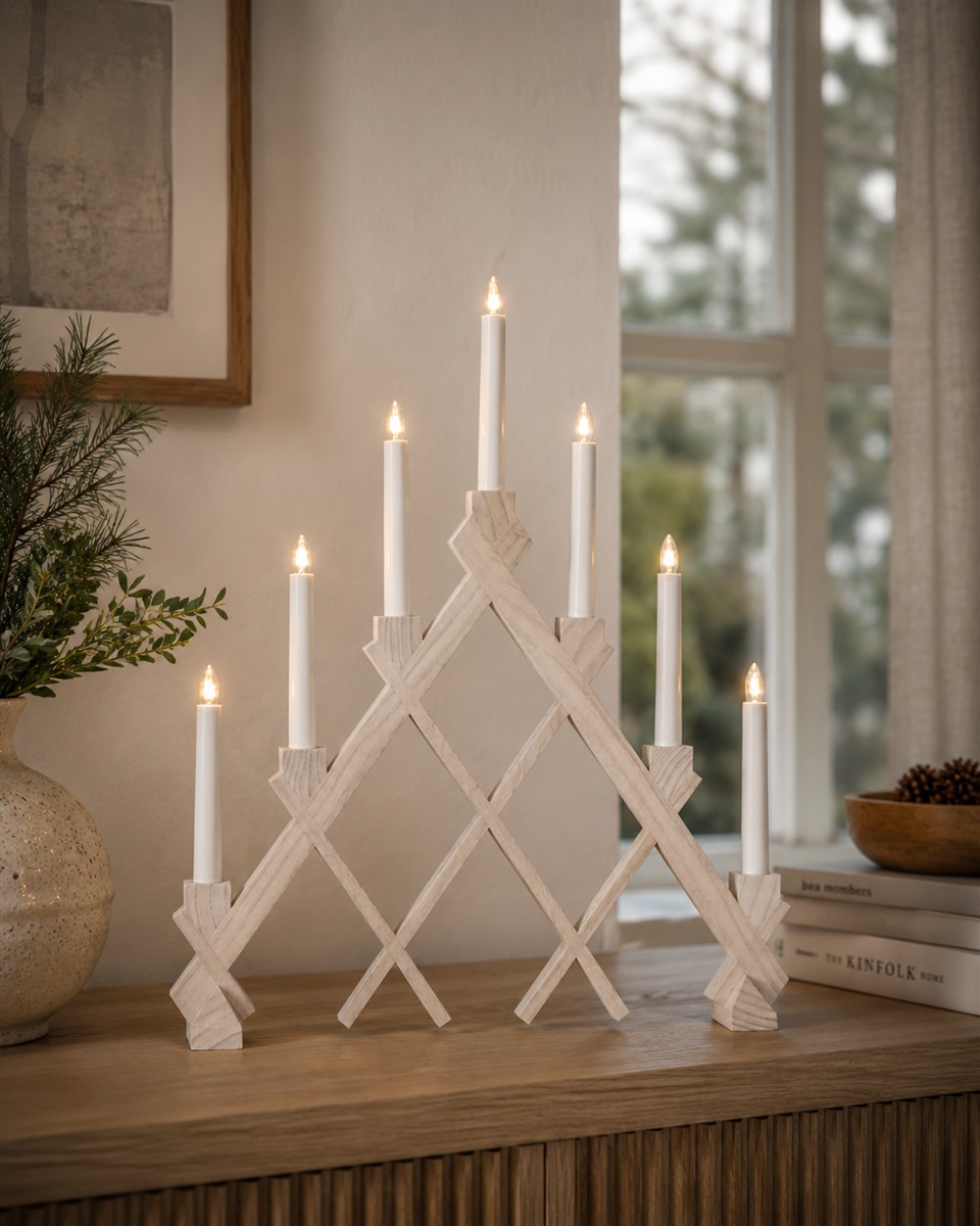 Rut Tache blanche De Star Trading - Ce bougeoir intemporel, id&eacute;al pour l'Avent, trouvera parfaitement sa place sur une fen&ecirc;tre, un bureau ou une table d'appoint, cr&eacute;ant une ambiance conviviale durant la p&eacute;riode de No&euml;l.