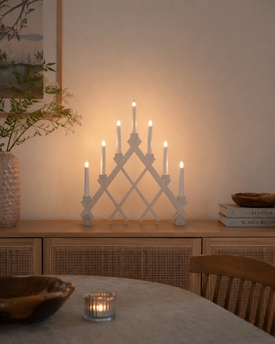 Rut Tache blanche De Star Trading - Ce bougeoir intemporel, id&eacute;al pour l'Avent, trouvera parfaitement sa place sur une fen&ecirc;tre, un bureau ou une table d'appoint, cr&eacute;ant une ambiance conviviale durant la p&eacute;riode de No&euml;l.