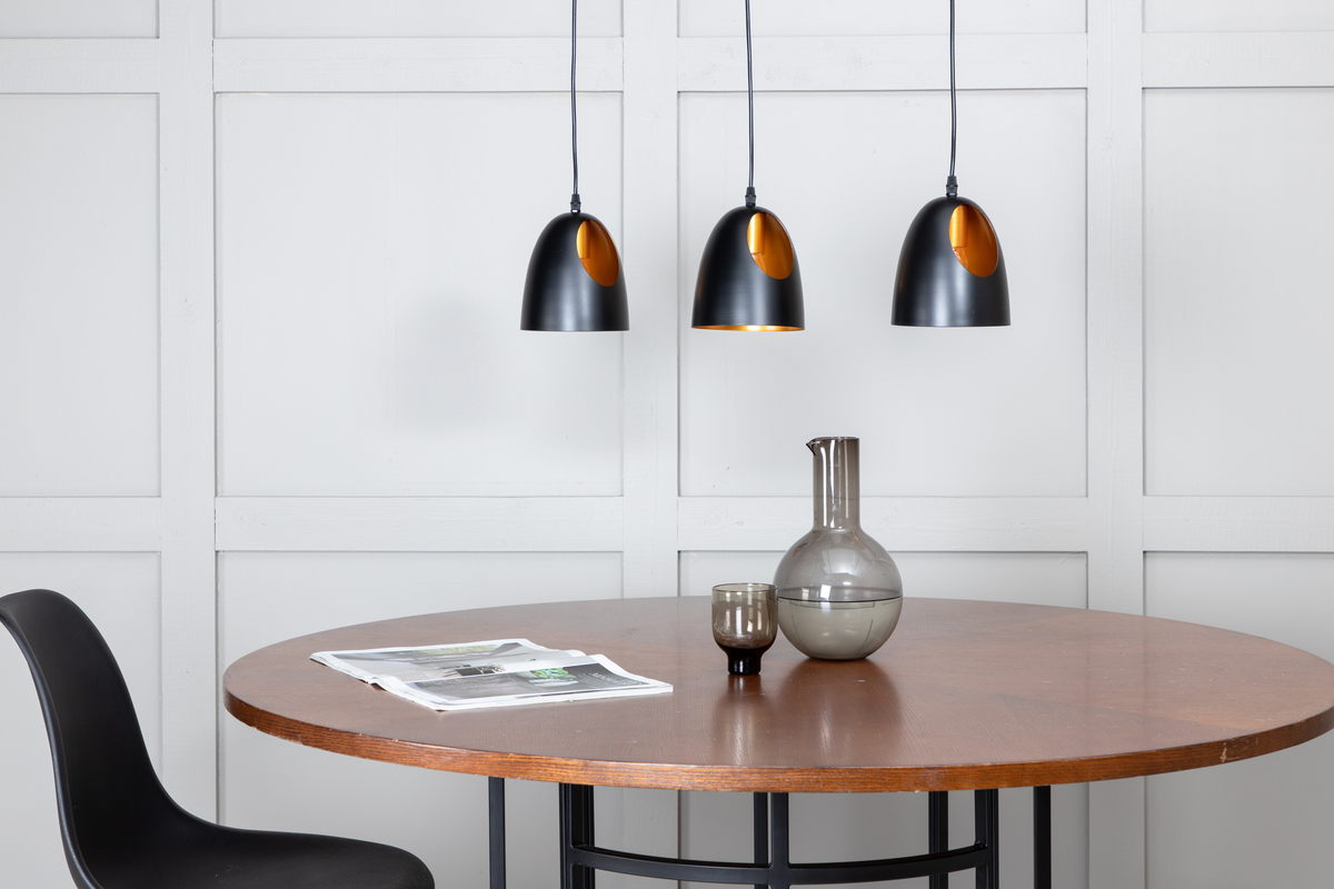Elda 75cm Noir suspension De Venture Design - Placez-le au-dessus de la table &agrave; manger ou de la cuisine et, avec votre achat, vous obtiendrez non seulement un &eacute;clairage, mais aussi une touche d'&eacute;l&eacute;gance.