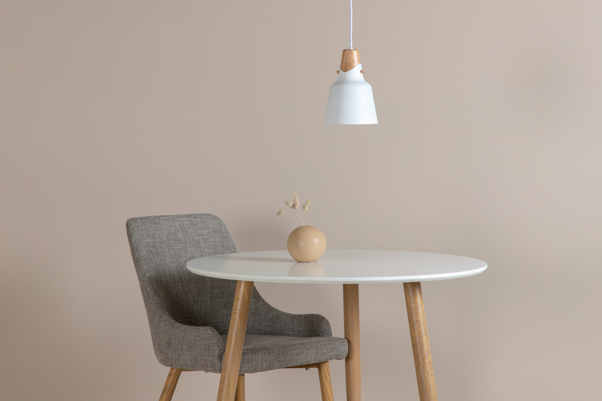 Rigel Ø16 Blanc suspension De Venture Design - Avec le plafonnier Rigel, vous b&eacute;n&eacute;ficiez d'un &eacute;clairage moderne et &eacute;l&eacute;gant qui s'int&egrave;gre &agrave; la plupart des pi&egrave;ces et styles d'int&eacute;rieur.