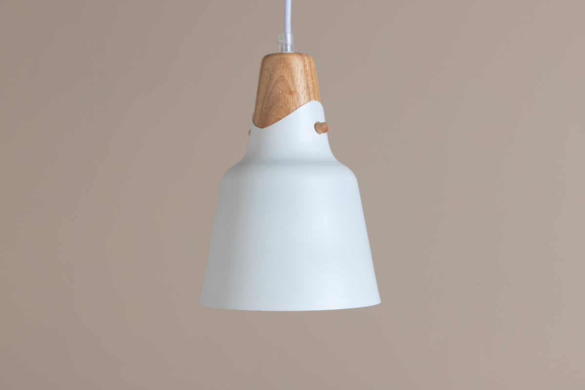 Rigel Ø16 Blanc suspension De Venture Design - Avec le plafonnier Rigel, vous b&eacute;n&eacute;ficiez d'un &eacute;clairage moderne et &eacute;l&eacute;gant qui s'int&egrave;gre &agrave; la plupart des pi&egrave;ces et styles d'int&eacute;rieur.