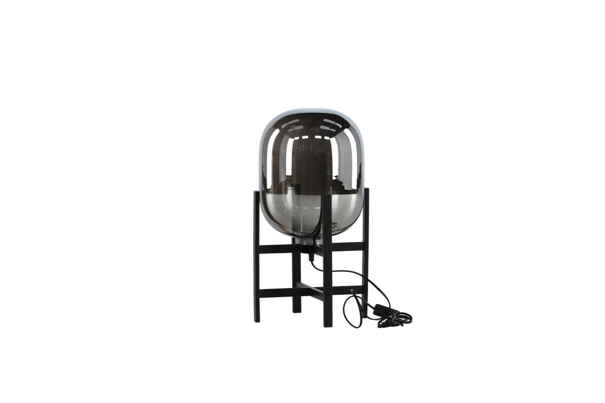 Altair 45cm Couleur fumée lampe de table De Venture Design - La lampe de table est dot&eacute;e d'un abat-jour en verre fum&eacute; massif &agrave; effet miroir, qui repose sur une base d&eacute;corative en acier noir.