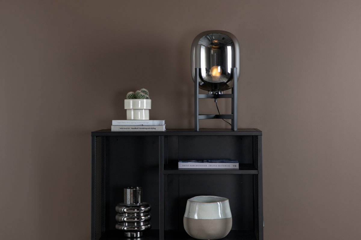 Altair 45cm Couleur fumée lampe de table De Venture Design - La lampe de table est dot&eacute;e d'un abat-jour en verre fum&eacute; massif &agrave; effet miroir, qui repose sur une base d&eacute;corative en acier noir.