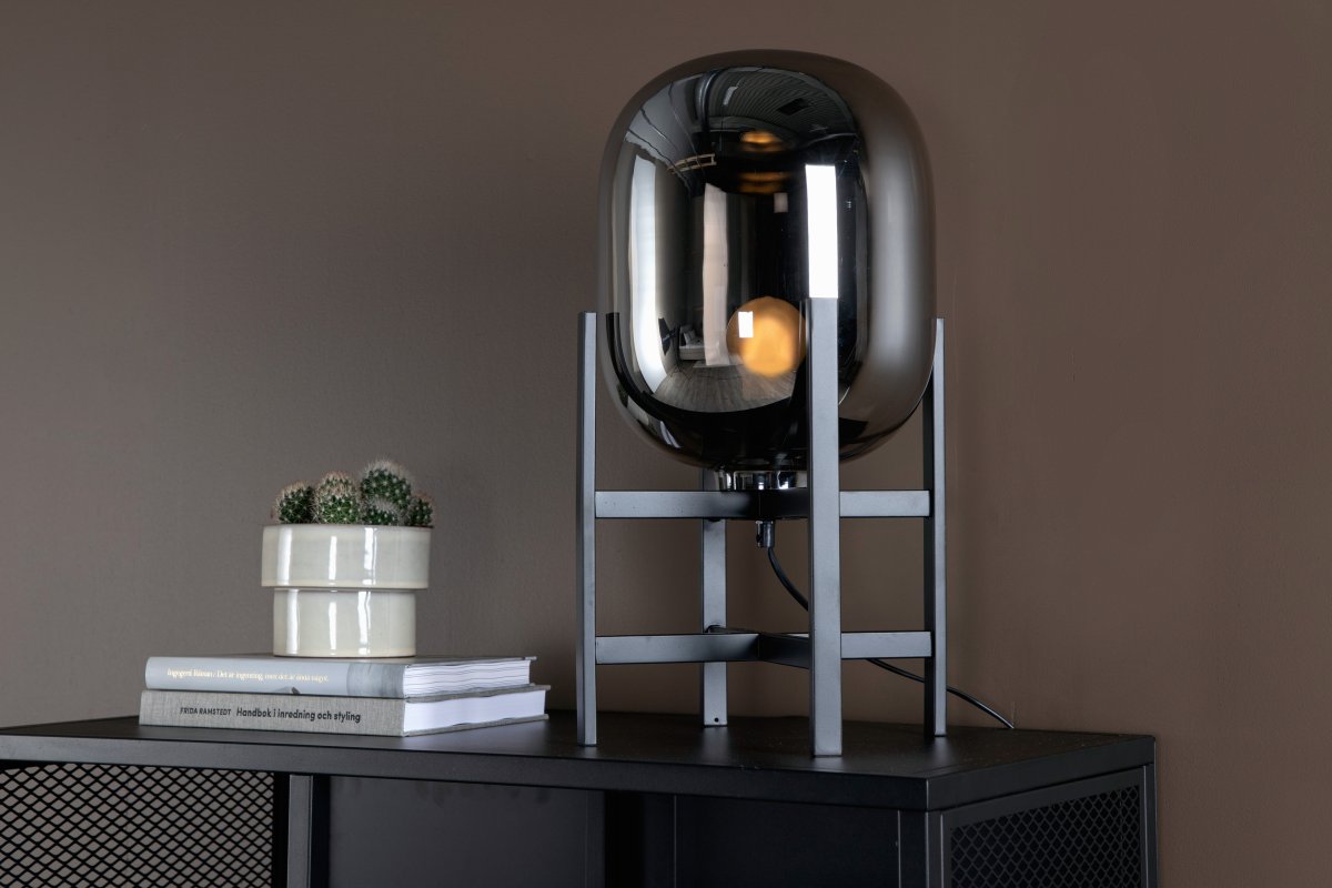 Altair 45cm Couleur fumée lampe de table De Venture Design - La lampe de table est dot&eacute;e d'un abat-jour en verre fum&eacute; massif &agrave; effet miroir, qui repose sur une base d&eacute;corative en acier noir.