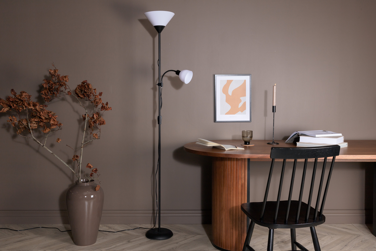 Bagasi Noir lampadaire De Venture Design - Le bras flexible peut &ecirc;tre inclin&eacute; et est parfait pour &ecirc;tre utilis&eacute; comme projecteur.