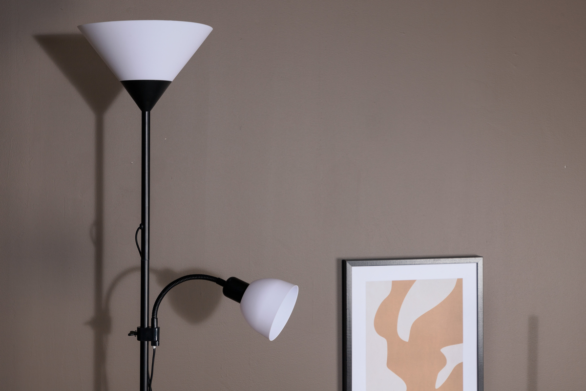 Bagasi Noir lampadaire De Venture Design - Le bras flexible peut &ecirc;tre inclin&eacute; et est parfait pour &ecirc;tre utilis&eacute; comme projecteur.